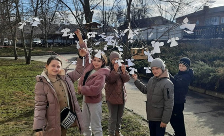 В Умані школярі виготовили паперових янголів в пам'ять про Героїв Небесної Сотні