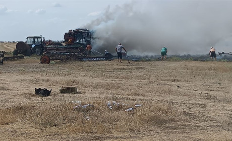 У Каховському районі горять комбайни і поля
