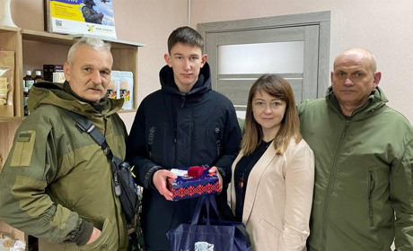 Сину загиблого воїна з Глухова Павла Кириченка вручили оберіг у пам'ять про батька