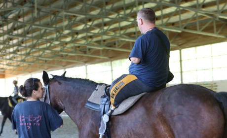 Іпотерапія для військових: про метод відновлення душі і тіла з допомогою коней