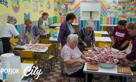 Відпустка з користю: вчителі Городоцького ліцею №1 готують смаколики для захисників
