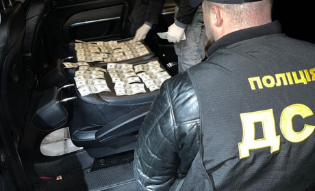 На Шосткинщині поліція затримала чоловіка за підозрою в одержанні хабаря 5000 доларів США