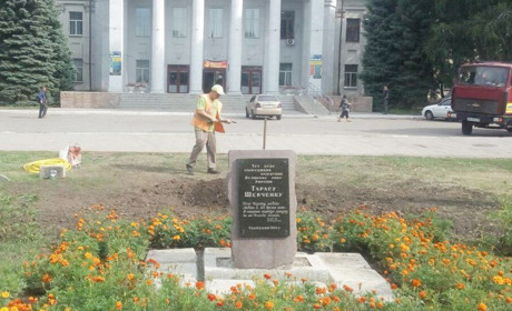 У центрі Покровська пам’ятник Шевченку посунув ялинку  