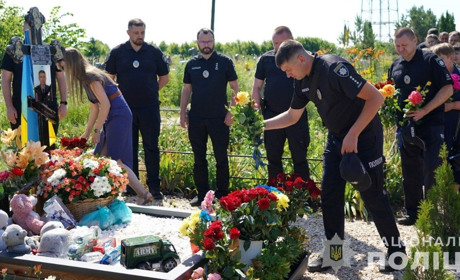 Поліцейські вшанували пам'ять свого загиблого колеги Романа Бабенка та його сина Дмитрика