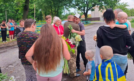 Героя Анатолія Майструка зустріли вдома на Звягельщині після майже двох років полону
