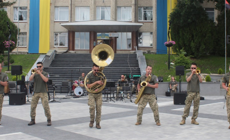 «Тюльпани на пероні» підкорили публіку. У Городку виступали військові музиканти із Одеси