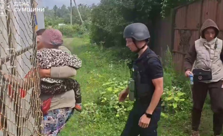 Співробітники ДСНС евакуювали маму з дитиною з прикордонної Білопільської громади