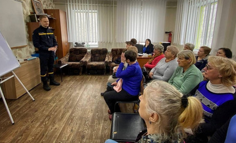 Рятувальники Глухівщини навчали людей старшого віку правилам безпеки