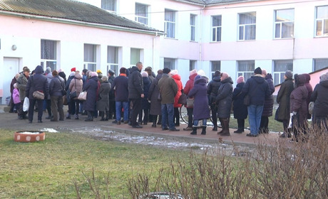 У Шостці почали роздавати борошно з гуманітарної допомоги