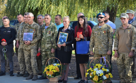 У Біляївці відбувся захід до Дня захисника України: його провели на місці, де зведуть новий меморіал
