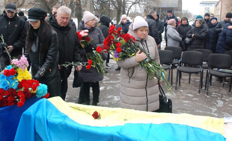 Навіки 55: Шосткинська громада попрощалася із прикордонником Віталієм Мацаком