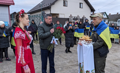 Майже два роки в неволі: на Сарненщині зустріли звільненого з полону бійця