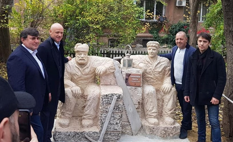Біляївський скульптор Олександр Коваленко збудував в Одесі пам'ятник каменярам