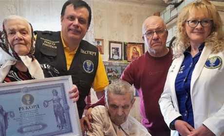 На Київщині встановили рекорд подружнього життя та заборонили штучні квіти на кладовищах
