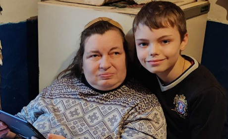 «Не вважаю себе не такою, як усі». Глухівська майстриня на візку вишиває складні картини