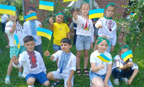 В дитячому пришкільному таборі "Веселка" були в патріотичний день та мандрівки