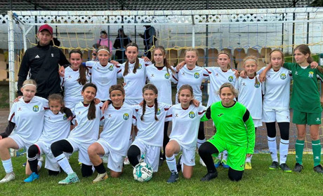 Юні футболістки зі Звягеля розгромно перемогли на старті чемпіонату Житомирщини