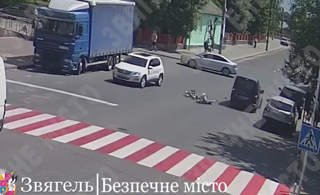 Поруч з Ліцеєм №4 дівчину на велосипеді збила автівка: відео системи "Безпечне місто"