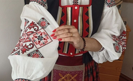 Майстриня відтворила вбрання, яке носили жінки на Житомирщині у XVIII-XIX ст.