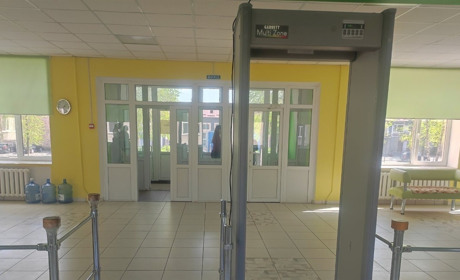 У школах Звягеля встановлюють металодетектори та відеоспостереження