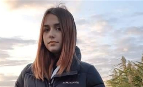 Пішла у невідомому напрямку: у Лозовій правоохоронці розшукують 15-річну дівчину 