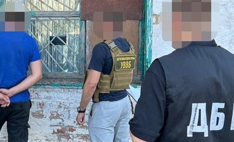 За хабарі та злив інформації про ЗСУ: на Сумщині затримали правоохоронця