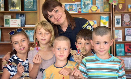 «Журавлики на щастя»: інспектори разом із дітьми-переселенцями опановували мистецтво ниткоплетіння