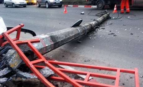 У Херсоні автівка знесла електроопору по вулиці Кедровського: змінили маршрут руху тролейбуса
