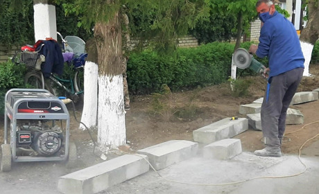 Чому в центрі Біляївки обабіч дороги біля Укрпошти  встановлюють бордюри 