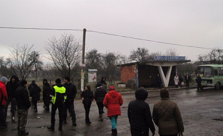 Чи відремонтують дорогу Калуш-Бурштин? Місцеві перекривають трасу уже четвертий раз за тиждень