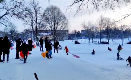 У Вараші місцеві жителі неподалік скейт-парку облаштували ковзанку