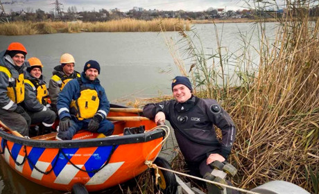 Через буревій високовольтні проводи довелось діставати водолазам з дна Куяльницького лиману