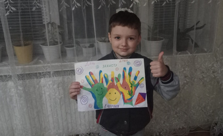 Попаснянська бібліотека підвела підсумки конкурсу фото-колажів і малюнків «Щасливе дитинство».