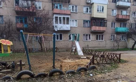У Кураховому власники пошкоджених обстрілами будинків можуть отримати шифер: деталі