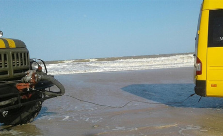 Азовское море из-за шторма отсекло от побережья Бирючий остров с отдыхающими  