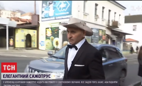 У Кременці сажотрус ходить на роботу в капелюсі, костюмі з метеликом і лакованих черевиках: відео