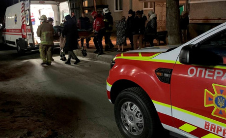 У Вараші рятувальники допомогли медикам транспортувати важкохвору жінку