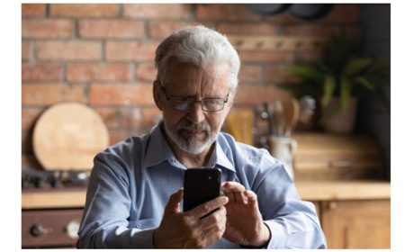 Навесні вакциновані українці віком 60+ отримають смартфон та пільговий тариф