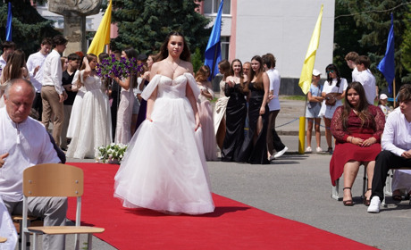 У м. Бар вперше провели спільний випускний бал для учнів ліцеїв громади