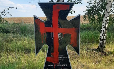 Осквернили памятники воинам АТО, расположенные на выезде из Попасной 