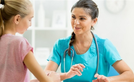 З якого віку діти можуть самостійно підписувати декларацію із педіатром чи сімейним лікарем