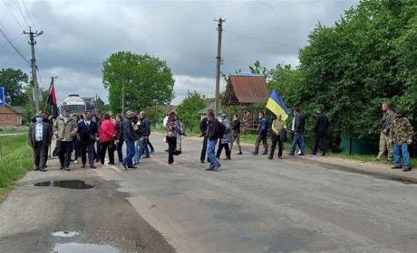Павлівці перекрили дорогу в Білопіллі через розорані пасовища