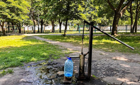 З яких пити, з яких — ні: у Сарнах перевірили громадські джерела води