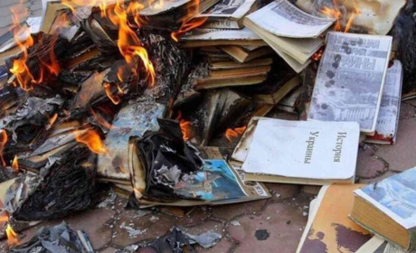 Росіяни посилили деукраїнізацію на окупованій Луганщині: спалюють українські шкільні підручники