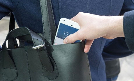 У Сватовому на ринку у жінки з рюкзака вкрали мобільний телефон