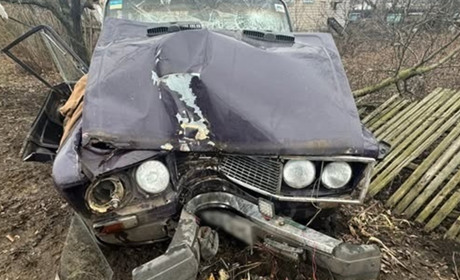 Врізався в дерево та покинув поранену пасажирку — горе-водія розшукує поліція