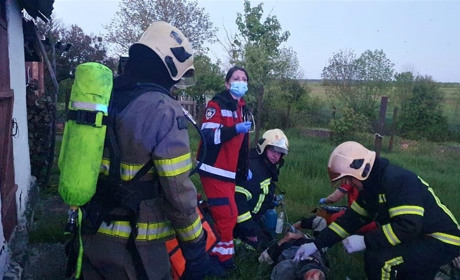 Рятували вдруге: у Сарнах горіла будівля, в якій перебував власник