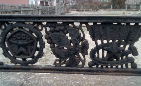 Чугунные заборы с советской символикой хорошо смотрятся на дачах