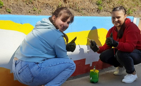На глухівському стадіоні з‘явився ще один стінопис. Його намалювали школярки