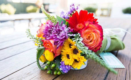 Вручення квітів з доставкою до Сватового кур'єром – гарне рішення для свят